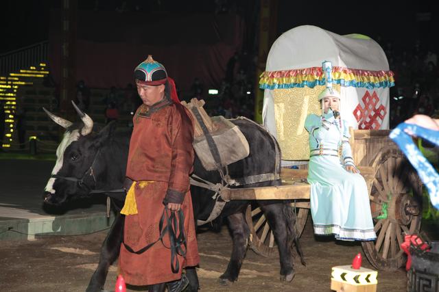 《相会敖包》在辉腾锡勒黄花沟草原旅游区窝阔台大剧院震撼首演