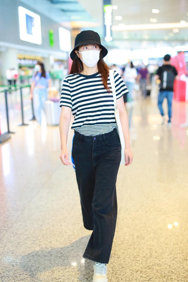 曾黎真是有优越感，就算素颜走机场，却依旧很有高级气场