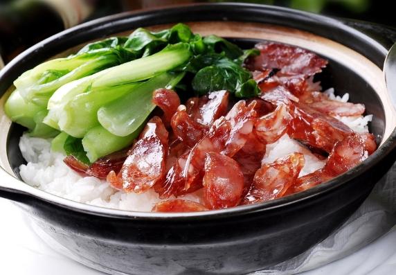 臘腸煲仔飯，臘腸香甜，浸潤了湯汁的米飯特別香，鍋巴金黃香脆