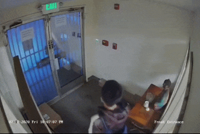 一群华人和入室歹徒激烈枪战，华女中弹身亡，视频录下全过程