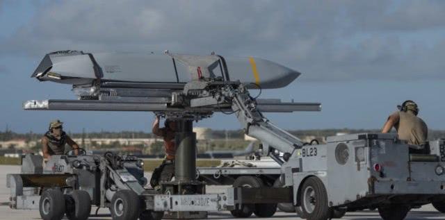 被高超音速武器吓到，美军B-1不再固定前沿部署，挂一导弹来回跑