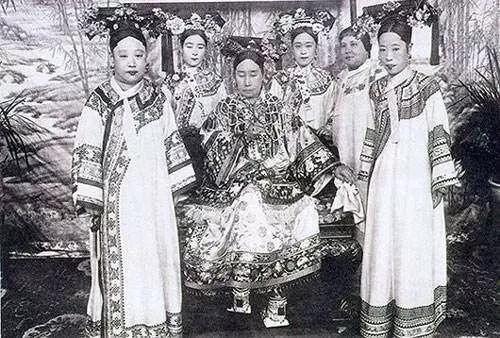 光绪穿寿衣时突然坐起，太监着急去禀报慈禧，