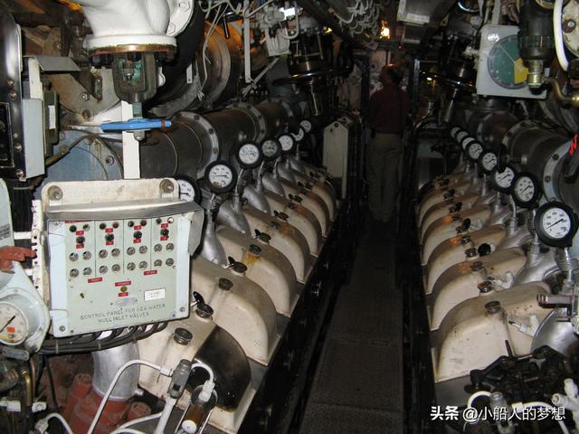 为何现代常规潜艇的主机大多选用四冲程柴油机？二冲程的不行吗？