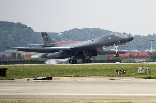 战争脚步越来越近？美军向俄边境扔炸弹，美媒