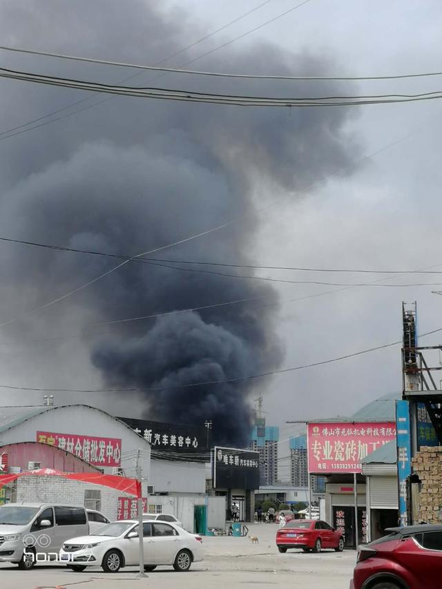 鄭州一木材批發市場起火 現場黑煙沖天