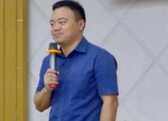 白天宣讲道德，晚上猥亵男同学，20余名学生实名举报德育伪君子