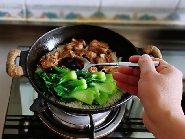 煲仔饭在家做用料实在方法简单，饭香锅巴酥脆，菜肉搭配营养均衡