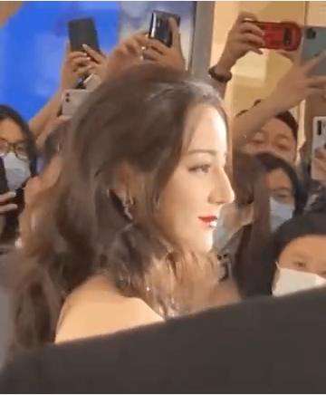 迪丽热巴    生图，波浪卷发配抹胸裙优雅迷人，宛如城堡里的公主