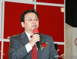 从父母双亡的“哑巴儿”，到千亿商国的掌门人