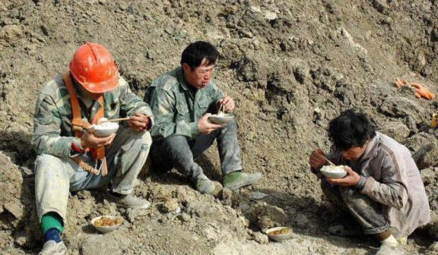 无锡包工头：日薪500三餐有肉，都留不住人，难道民工不用挣钱了