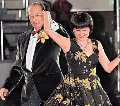 赌王讣闻曝光，多个17子，四太梁安琪转正，奚梦瑶名字醒目