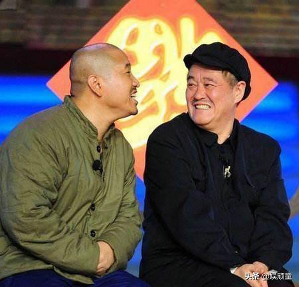 王小利被换掉不亏，自己坐靠背椅像师父，让赵本山仰视和他聊天