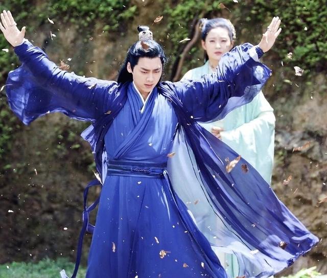 时隔3年李易峰终于迎来新古装剧，光看路透照，