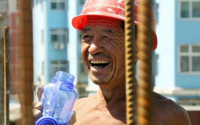 农民工乘凉捡到手机，失主打电话让送来，民工听到条件后直接挂断