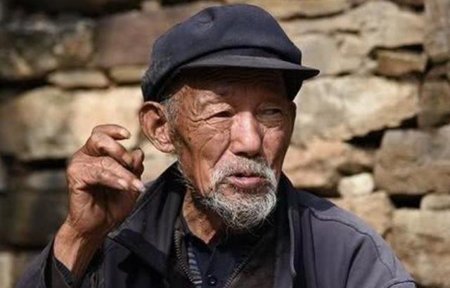 农村老话：龟背蛇腰不可交，瞟眼看人不用刀有