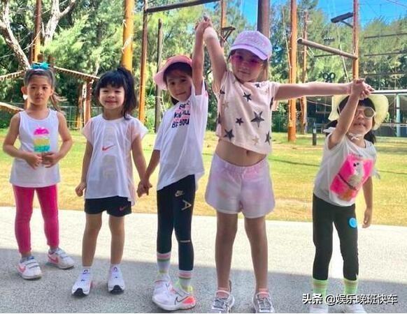 波妞超独立，出门玩不黏姐姐，咘咘合影却主动搂妹妹