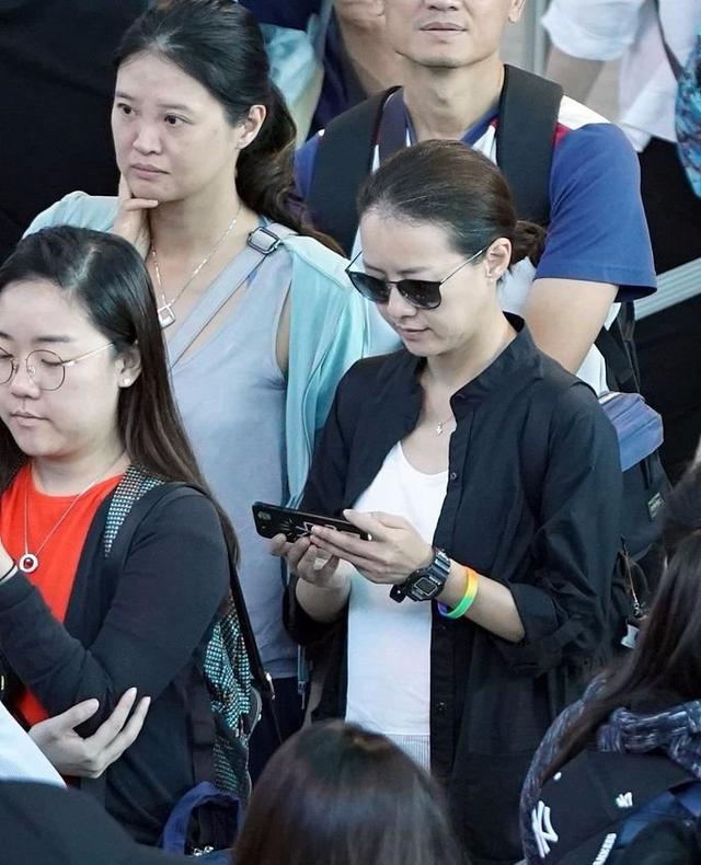 曾宝仪素颜被拍，大方微笑也不遮遮掩掩，纯天