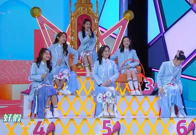 快本：6位女嘉宾穿短裙，其他人坐着都有毯子盖