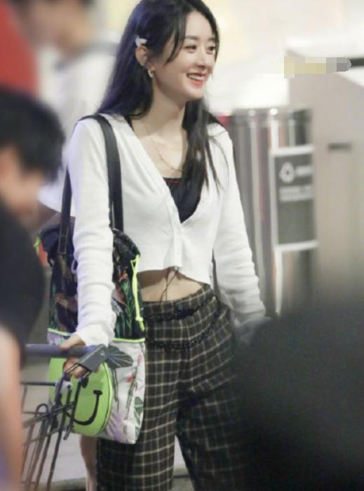 所有人都关注赵丽颖包上创可贴，我却留意她的腰，真羡慕了