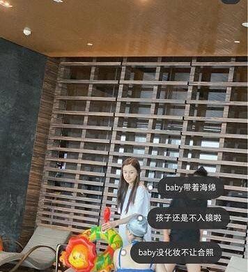 baby穿浴袍陪儿子游泳被偶遇，小海绵正脸出镜，神似黄晓明