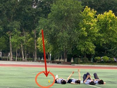 赵今麦晒高中校园照片，4姐妹躺草坪上拍照，身