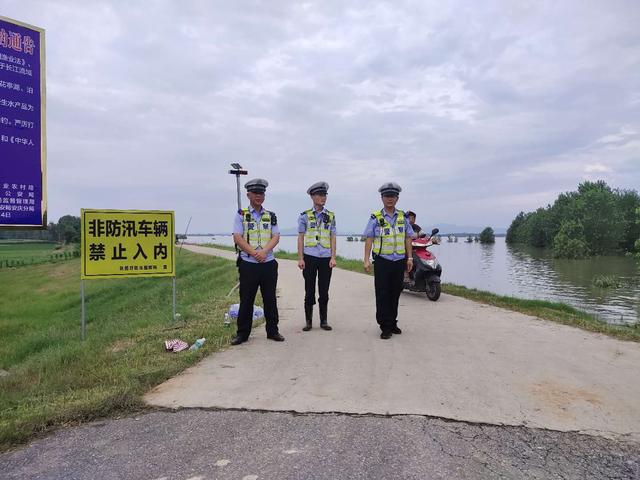 安徽望江交警全力以赴保障防汛抢险道路畅通