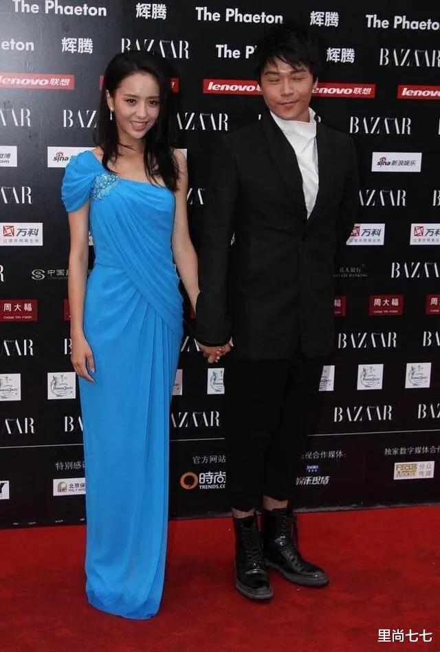 佟丽娅挽手老公现身，陈思诚大步前行不体贴，