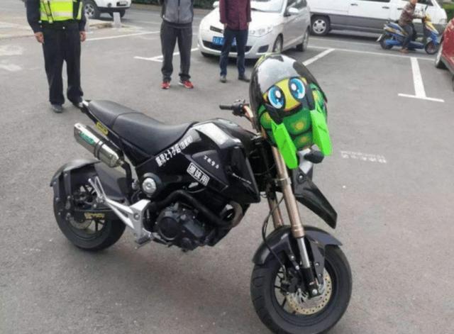 本田与摩托发生碰撞，本田车主索要2000赔偿，殊不知摩托车损更高