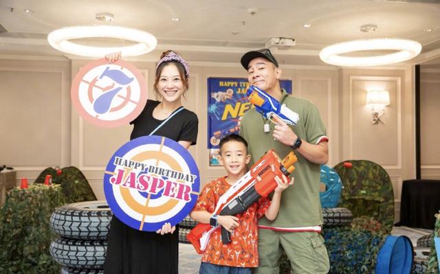 Jasper在家玩真人CS庆祝7岁生日，应采儿产后素颜出镜状态极佳