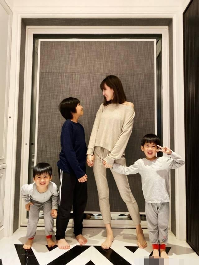 林志颖深夜陪娃玩足球，父子四人同款发型抢镜，kimi与爸爸分不清