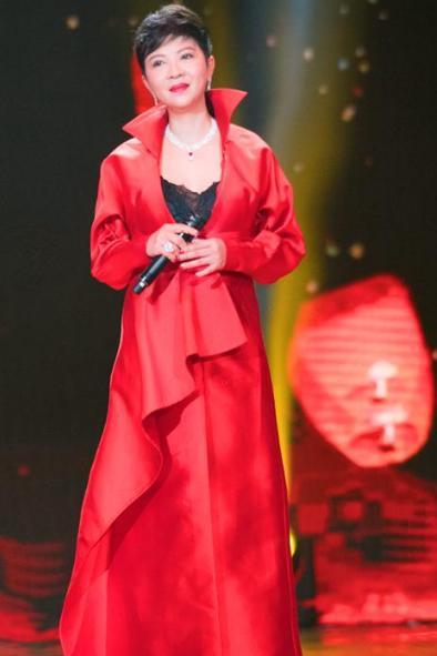 她是乐坛传奇人物，与毛阿敏齐名提携那英，3000万资产被男友卷光