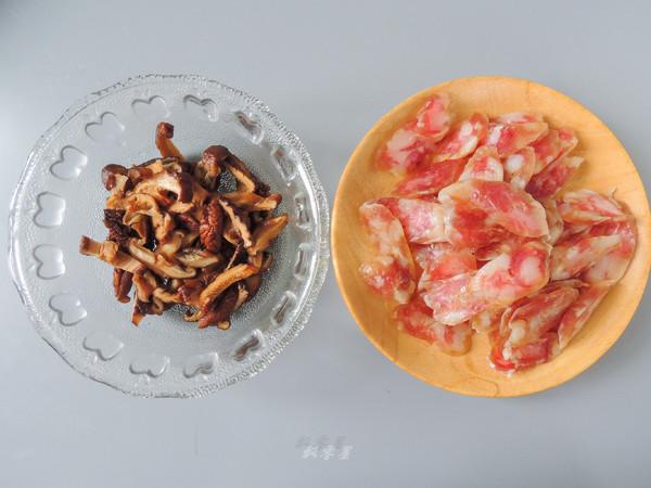 香肠煲仔饭很多人吃过不会做，教你简单做法，色泽金黄，香而不腻