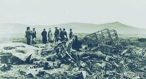 林彪坠落后，三人举枪自尽，两人毙命，一个朝