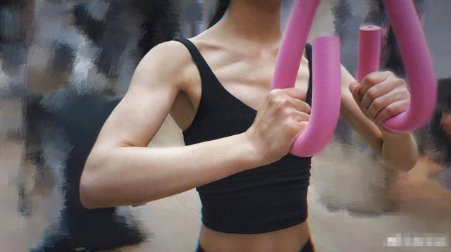 赵丽颖的腰太细了，丝毫没有生育的痕迹，小肚