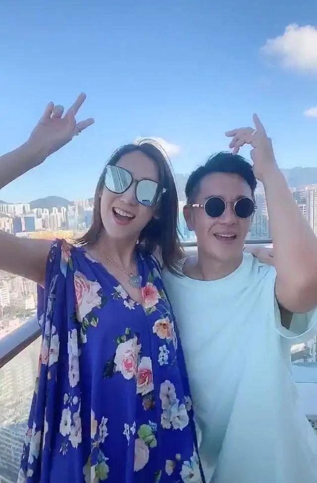 陈浩民夫妇热舞如俩假人，男方手放错位置猛推