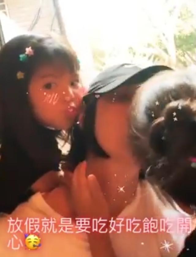 贾静雯晒母女同框，咘咘亲吻妈妈很粘人，3岁波妞门牙脱落好抢镜