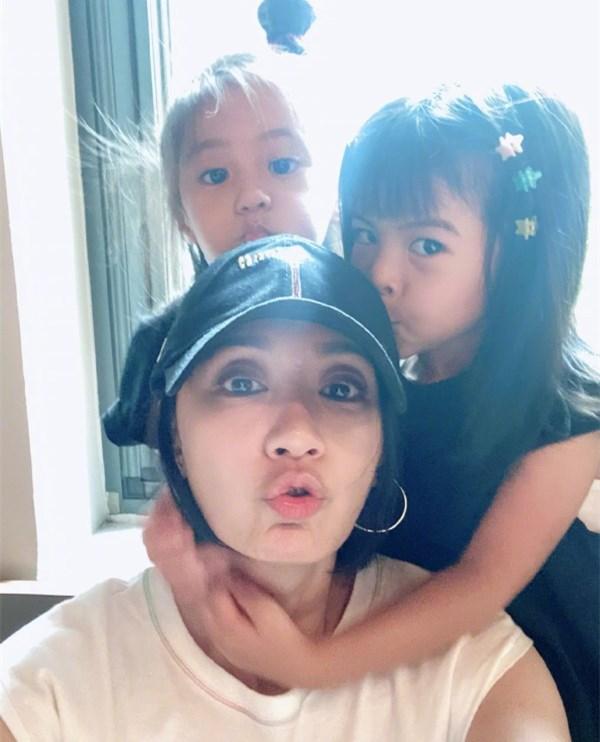 贾静雯晒与女儿亲密自拍，咘咘扎丸子头好呆萌！波妞变“豁牙妹”
