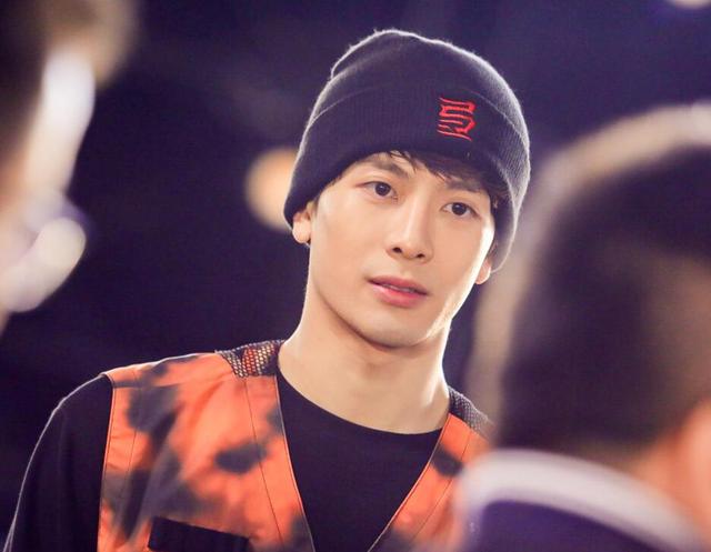 活久见！王嘉尔被曝将飞行《浪姐》，昔日韩团姐弟同框引关注