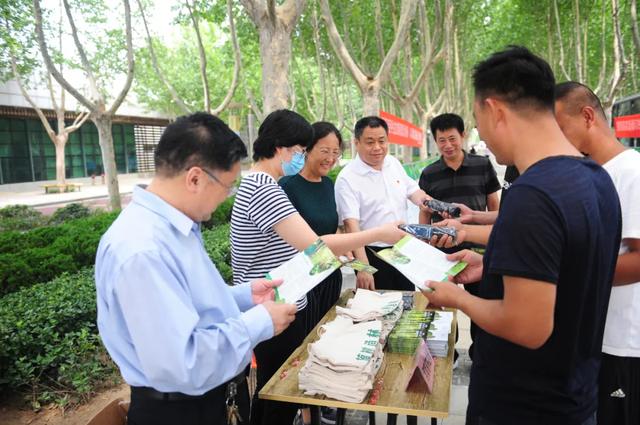 宣传新修订的森林法，践行绿水青山就是金山银山理念
