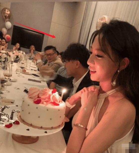 30岁女星离婚不到4个月，和富商同穿酒店浴袍，