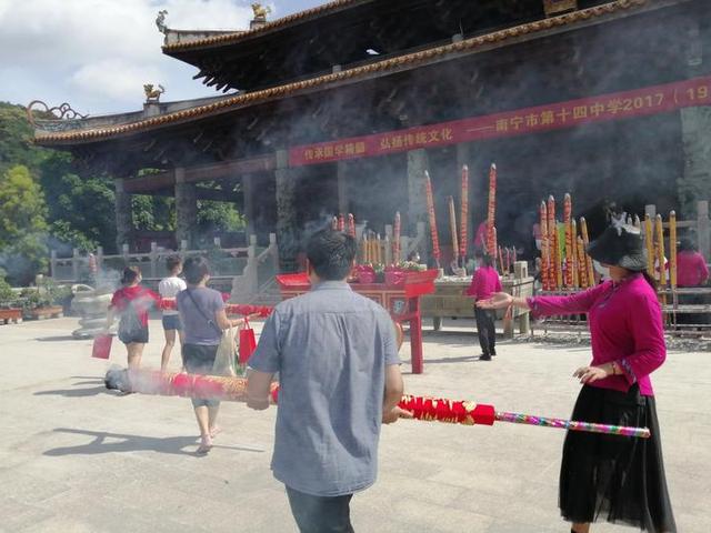 高三学子们纷纷到南宁孔庙，祭拜孔子，祈福金榜题名
