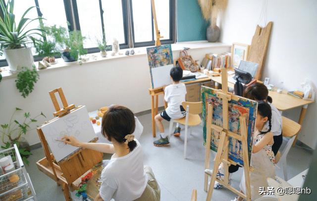 孙俪是画室年龄最大的学员，等等小花妹妹是同学，母子三人同框学