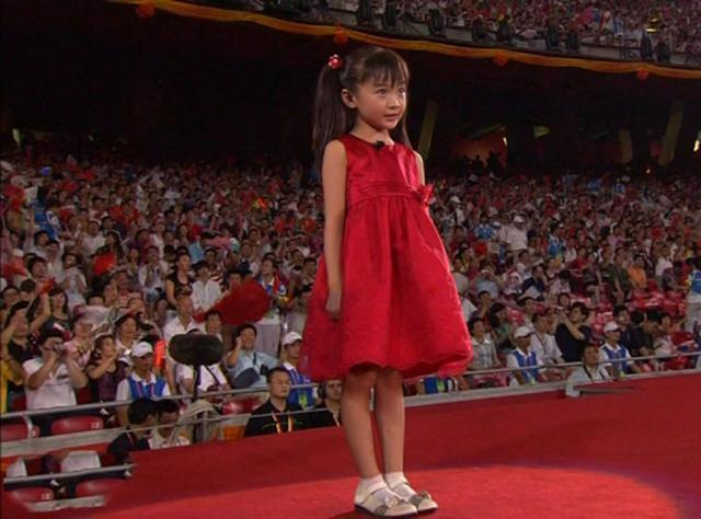 8岁进演艺圈，9岁奥运成名，18岁被群嘲长“残”