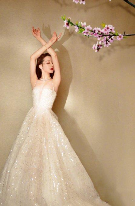 杨幂附体？迪丽热巴《长歌行》路透，发际线是认真的吗？