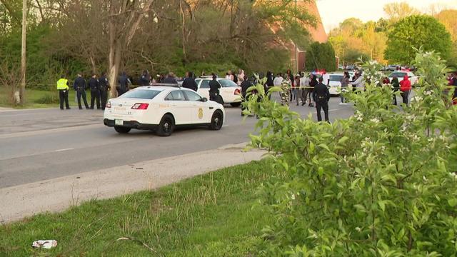 美国再度响起枪声，警察开枪打死2名黑人，民众