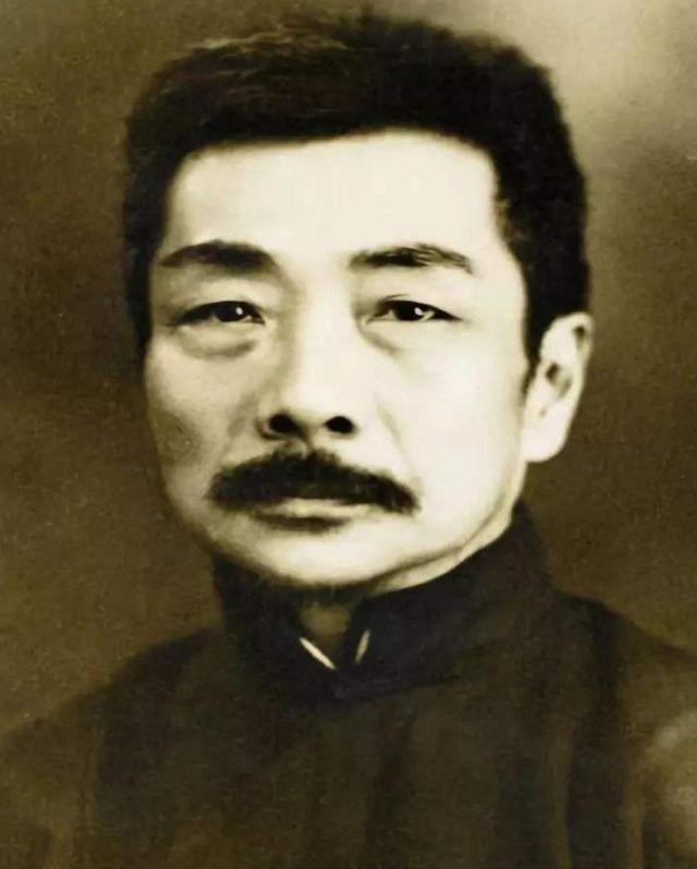 文坛交锋的“战争”，郭沫若用4个字怼鲁迅，鲁