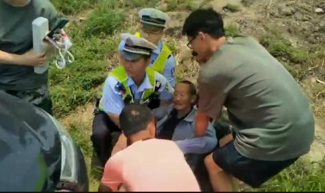 望江：老人中暑倒地 民警及时救助