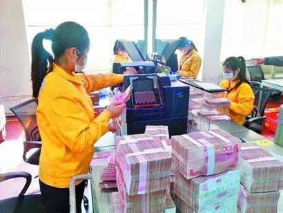 武汉见钱最多的女孩，每天坐钱堆里，感叹：对