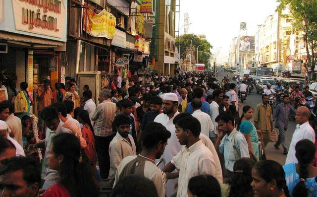 刚收下援助就翻脸，印军集结精锐向边境靠拢，