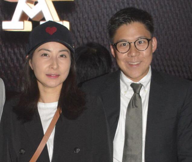 终于高调一回！郭晶晶霍启刚入住1.6亿别墅，搬